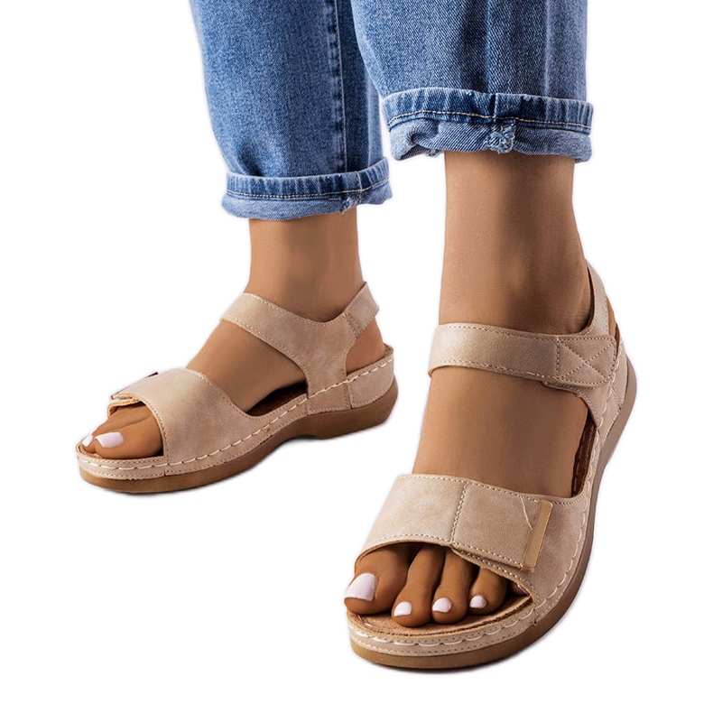 Sandalias beige de cuña baja de Vallis