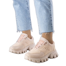 Zapatillas rosas en una suela masiva de Inez