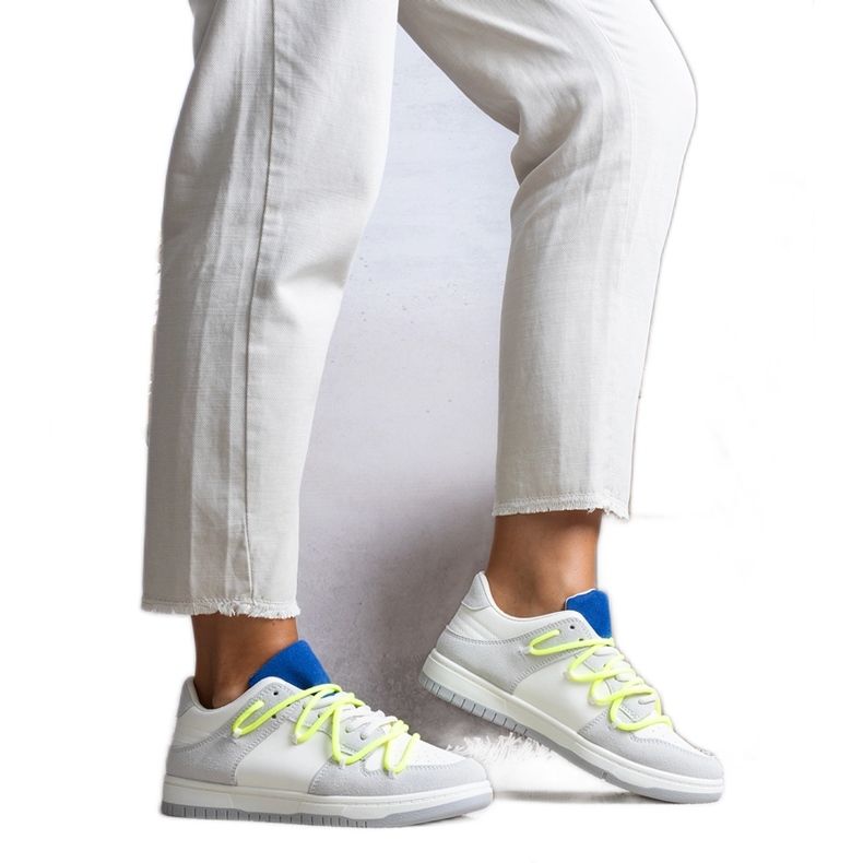 Deportivas grises con cordones flúor de Aucoin blanco
