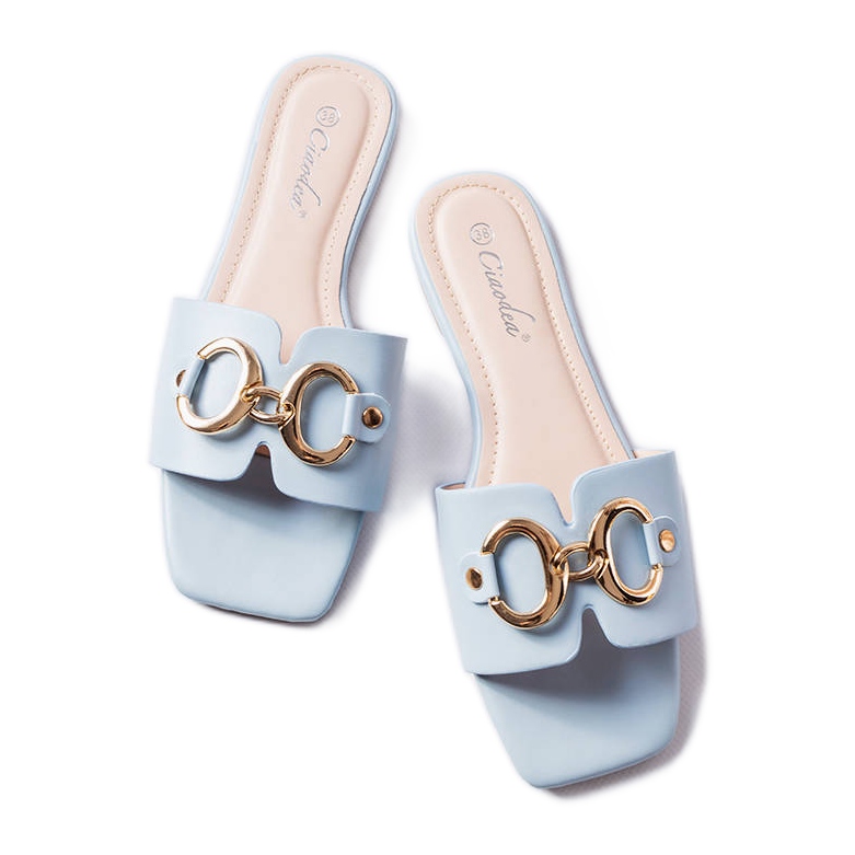 Chanclas elegantes azules con cadena de Corbin