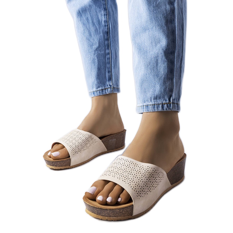 Sandalias de cuña caladas beige de Bourque Sandalias de cuña caladas beige de Bourque