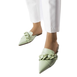 Babuchas elegantes verdes con cadena Patenaude