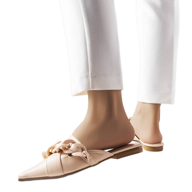 Elegantes sandalias beige con cadena de Patenaude