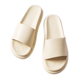 Zapatillas beige en la plataforma