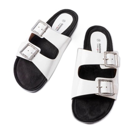 Babuchas lacadas en blanco con hebillas Norcross