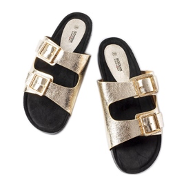 Chanclas norcross lacadas en oro con hebillas dorado