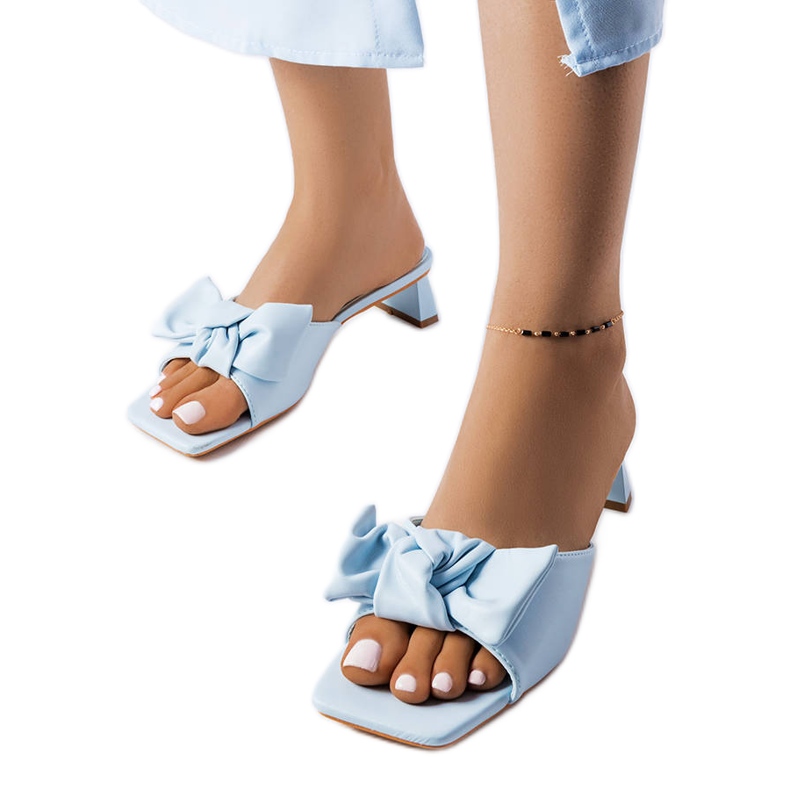 Sandalias tacón azul roble con lazo