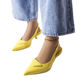 Sandalias amarillas de tacón bajo de Gougeon. amarillo