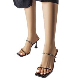 Sandalias negras de tacón con pedrería de Paso negro