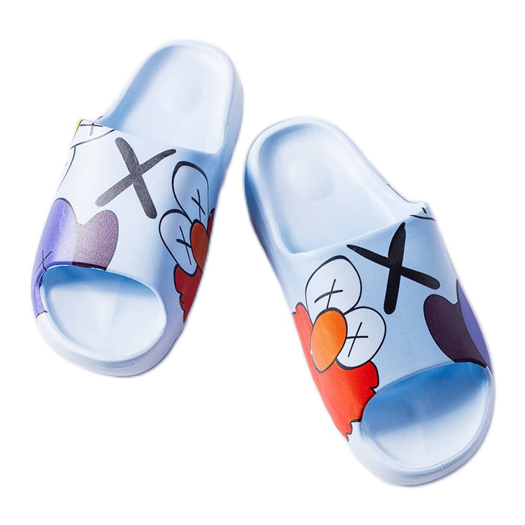 BM Chanclas azules con estampados