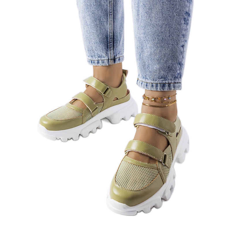 Zapatillas verdes en una suela masiva de Djurs Zapatillas verdes en una suela masiva de Djurs