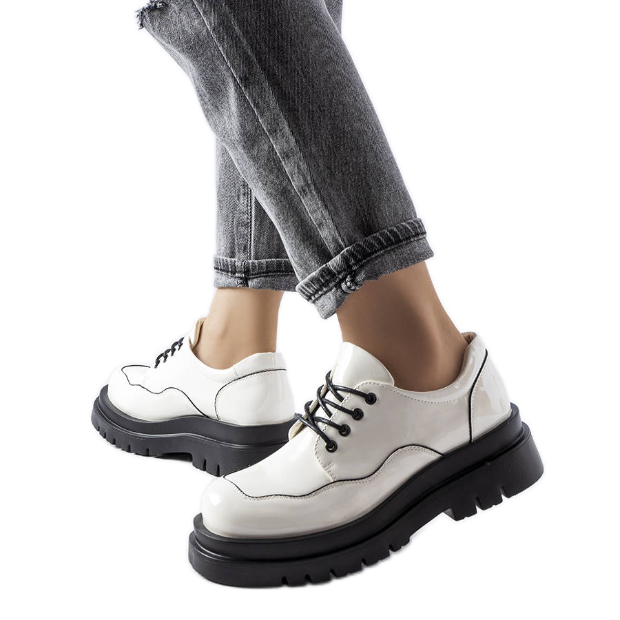 Zapatos brogue blancos sobre una enorme suela Cheshire