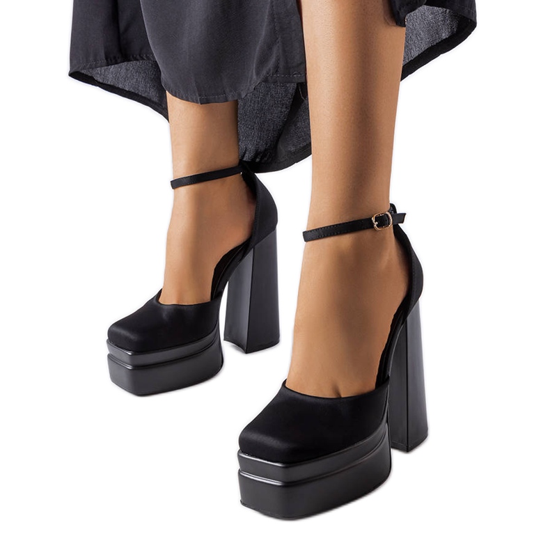 BM Zapatos negros de tacón alto de Romines