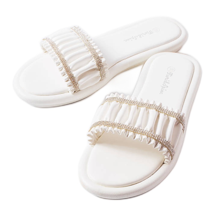 Chanclas blancas con volantes y circonitas de Anapor blanco