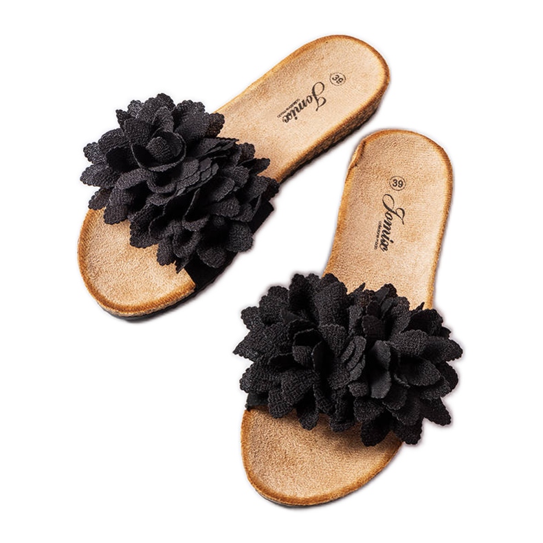 Zapatillas negras decoradas con flores. negro