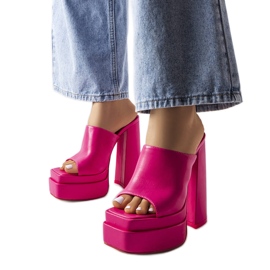 Sandalias rosas de tacón alto de Mercure.