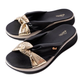 Sandalias de cuña negras y doradas de Luce. negro
