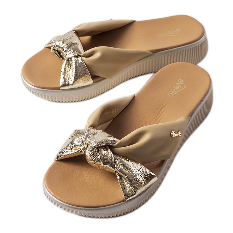 Sandalias con cuña en beige y dorado de Luce. Sandalias con cuña en beige y dorado de Luce.