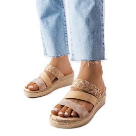 Sandalias beige con cuña de Boston