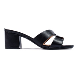 Chanclas de mujer negras Shelovet en el poste. negro