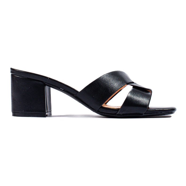 Chanclas de mujer negras Shelovet en el poste. negro