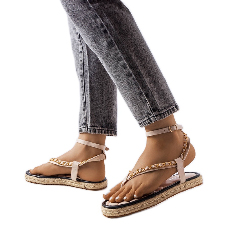 Sandalias beige decoradas con una cadena de Varieur
