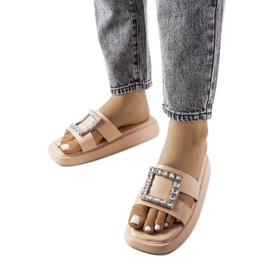 Chanclas beige con pedrería de Fusberta