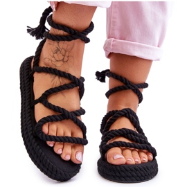 Sandalias atadas en una plataforma gruesa El negro no puede esperar