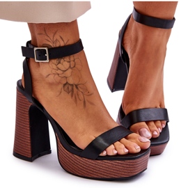 Sandalias de cuero en una plataforma marina negra gruesa negro
