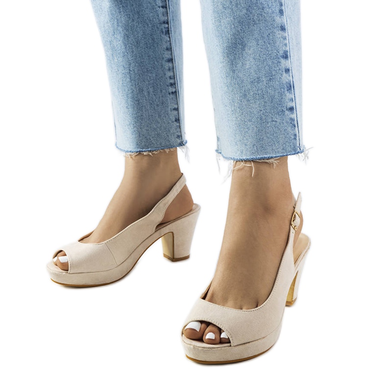 Sandalias de bloque beige de Dionne.