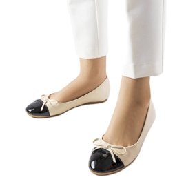 Bailarinas con puntera de charol beige de Despins