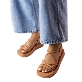 Sandalias marrones con plataforma de Brunelle. marrón