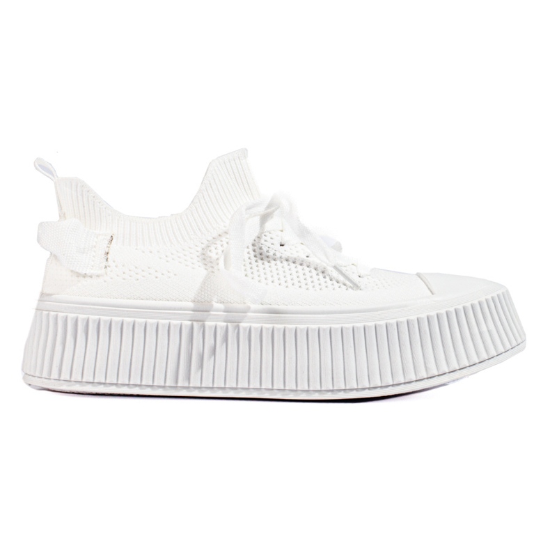 Zapatillas caladas blancas en la plataforma Shelovet. blanco