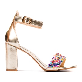Sandalias con tachuelas doradas de Shelovet dorado