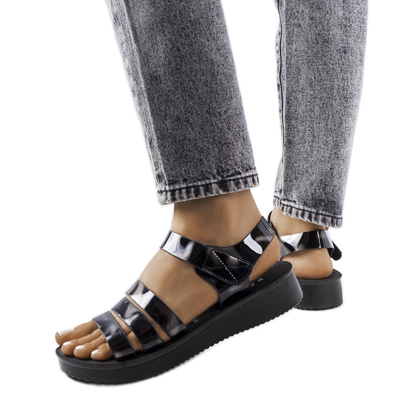 Sandalias de cuña lacadas en negro de Covillon