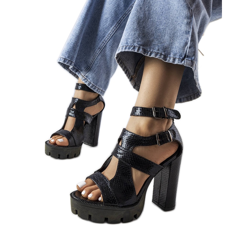 Sandalias de bloque macizo negras de Enenor. negro