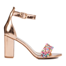 Sandalias con tachuelas doradas de Shelovet dorado
