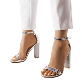Sandalias plateadas en un poste Rette decorativo plata