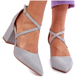 Bombas brillantes de moda en un talón plateado de galaxia plata