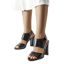 Sandalias de charol negras de Hesasne. negro