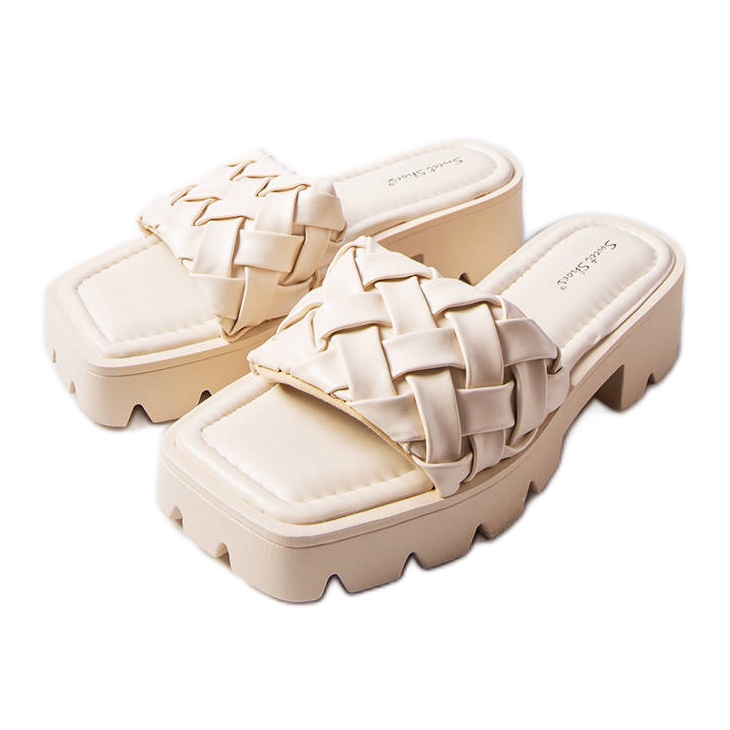 Babuchas beige con suela de tractor de Lora Babuchas beige con suela de tractor de Lora