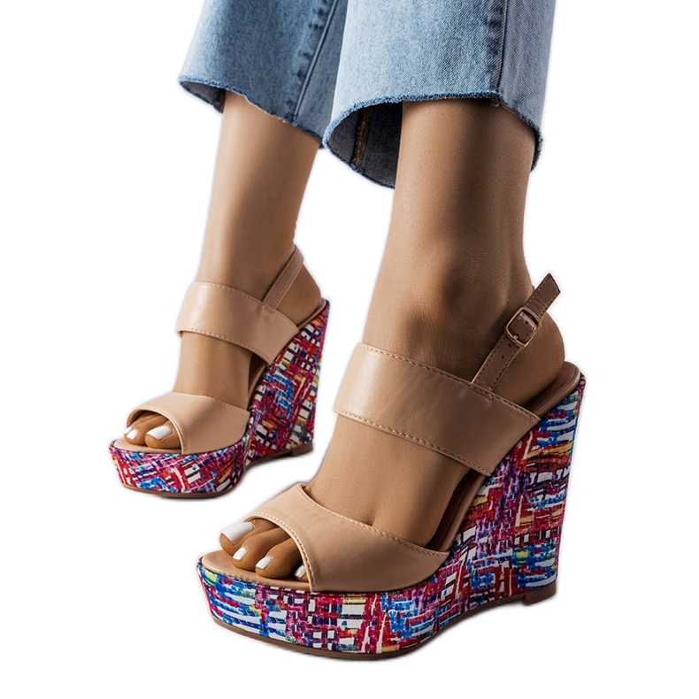 Sandalias de cuña con adornos beige de Westtide Sandalias de cuña con adornos beige de Westtide