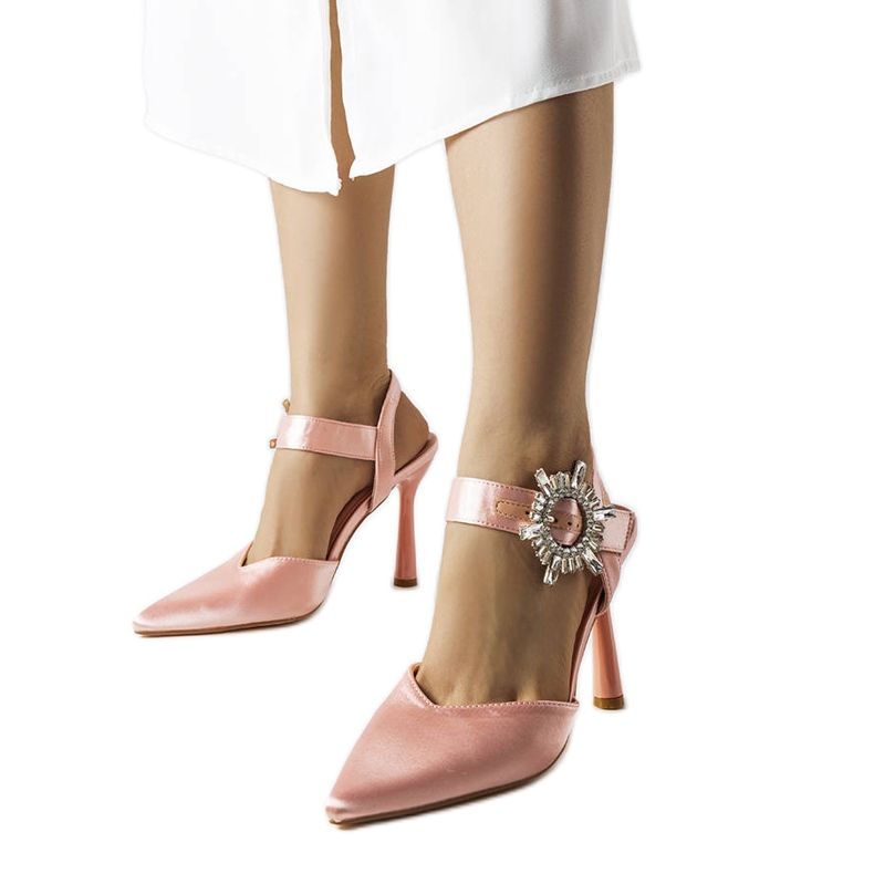Sandalias de tacón alto en satén beige de Linda rosado