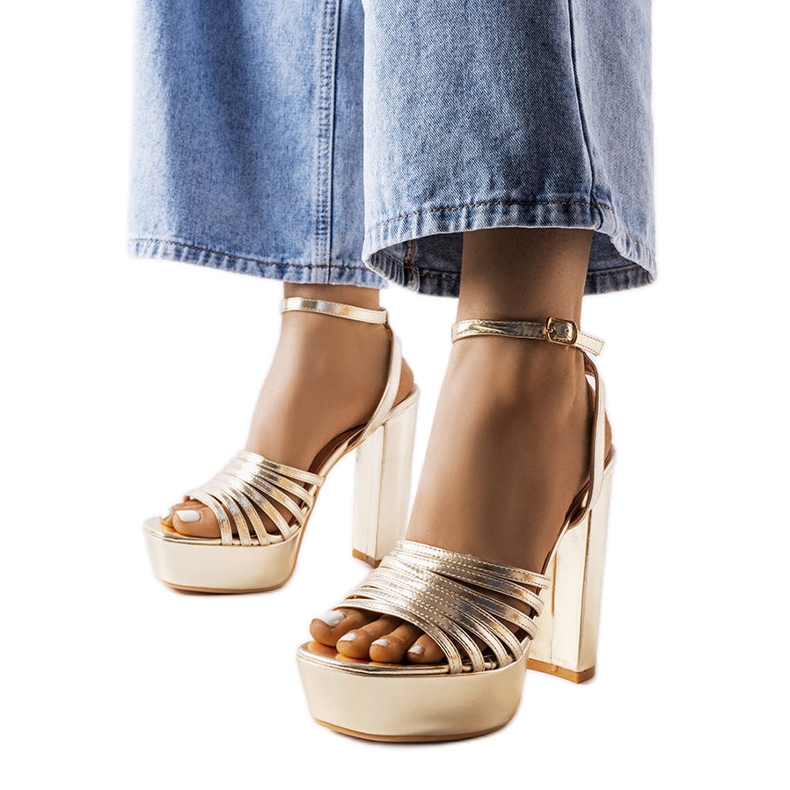 Sandalias de tacón grueso de Ariande dorado