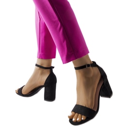 Sandalias negras de tacón bajo de Lourna. negro