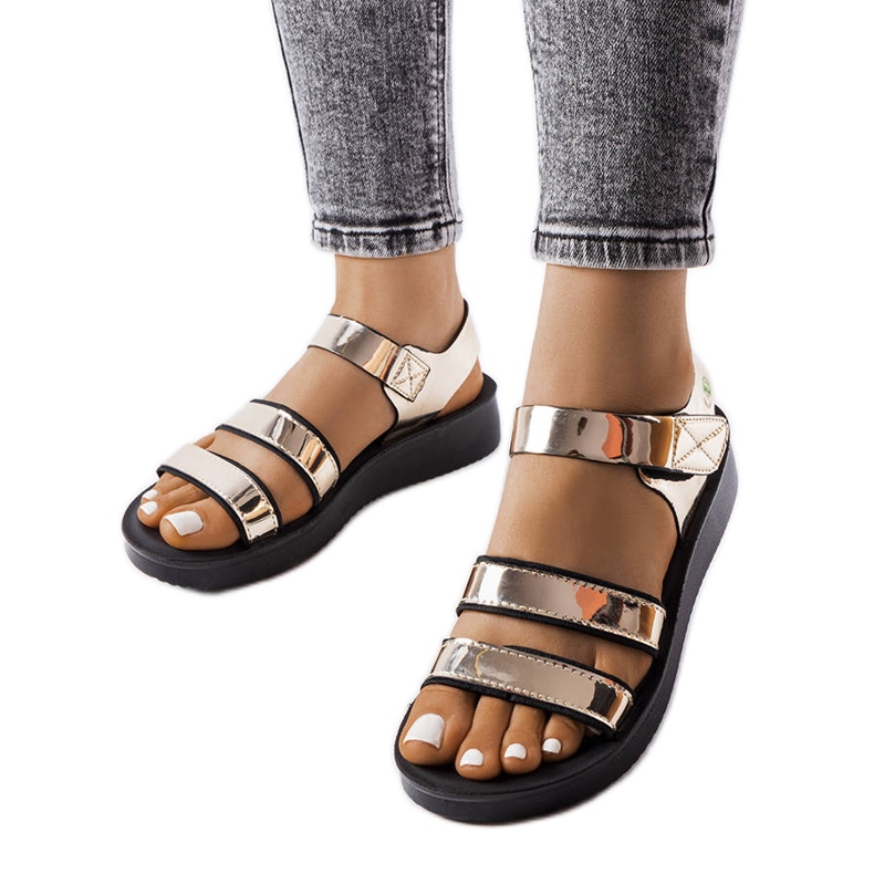 Sandalias Brices lacadas en oro dorado