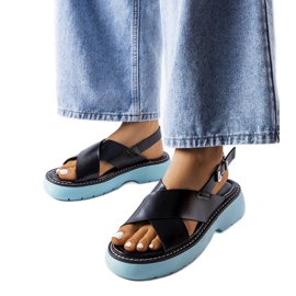 Sandalias negras sobre plataforma azul de Rozana negro