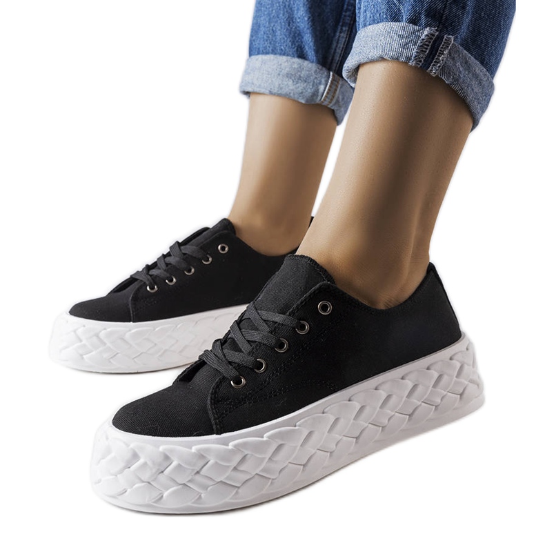 Zapatillas negras en una enorme plataforma Falerina negro