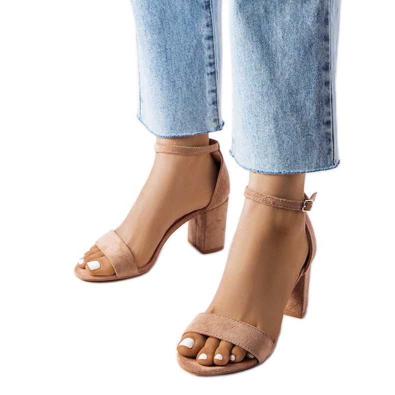 Sandalias beige de tacón bajo de Lourna