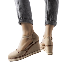 Alpargatas con cuña beige de Adelinda